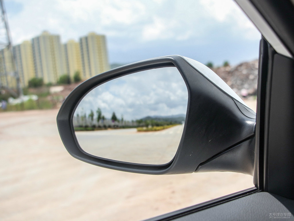 水晶白名圖車身外觀圖片