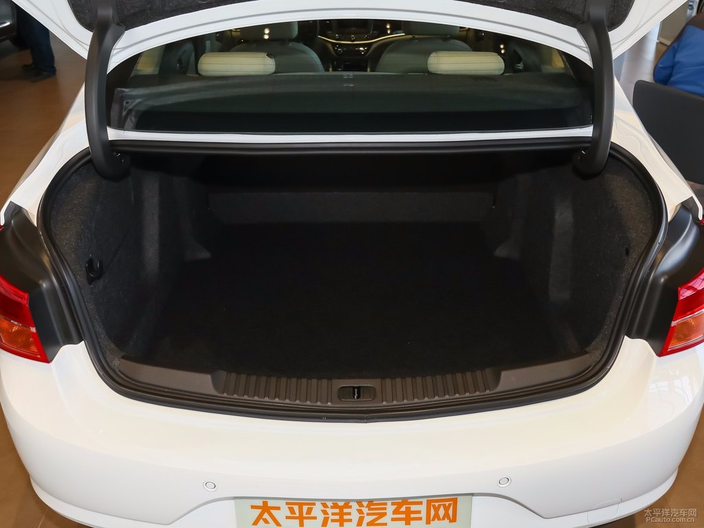 雪域白威朗后備廂空間圖片