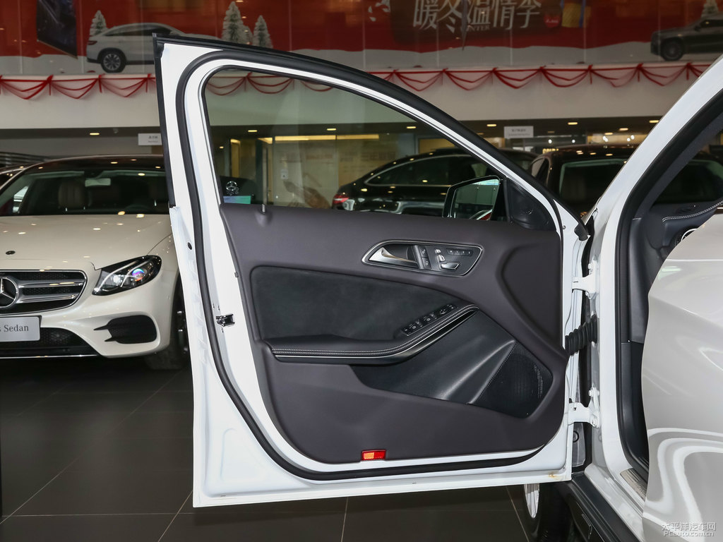 北極白奔馳GLA車廂內(nèi)飾圖片