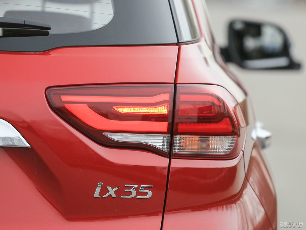 中國紅北京現(xiàn)代ix35車尾外觀圖片