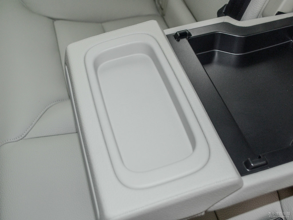 松林灰沃爾沃XC60儲物空間空間圖片