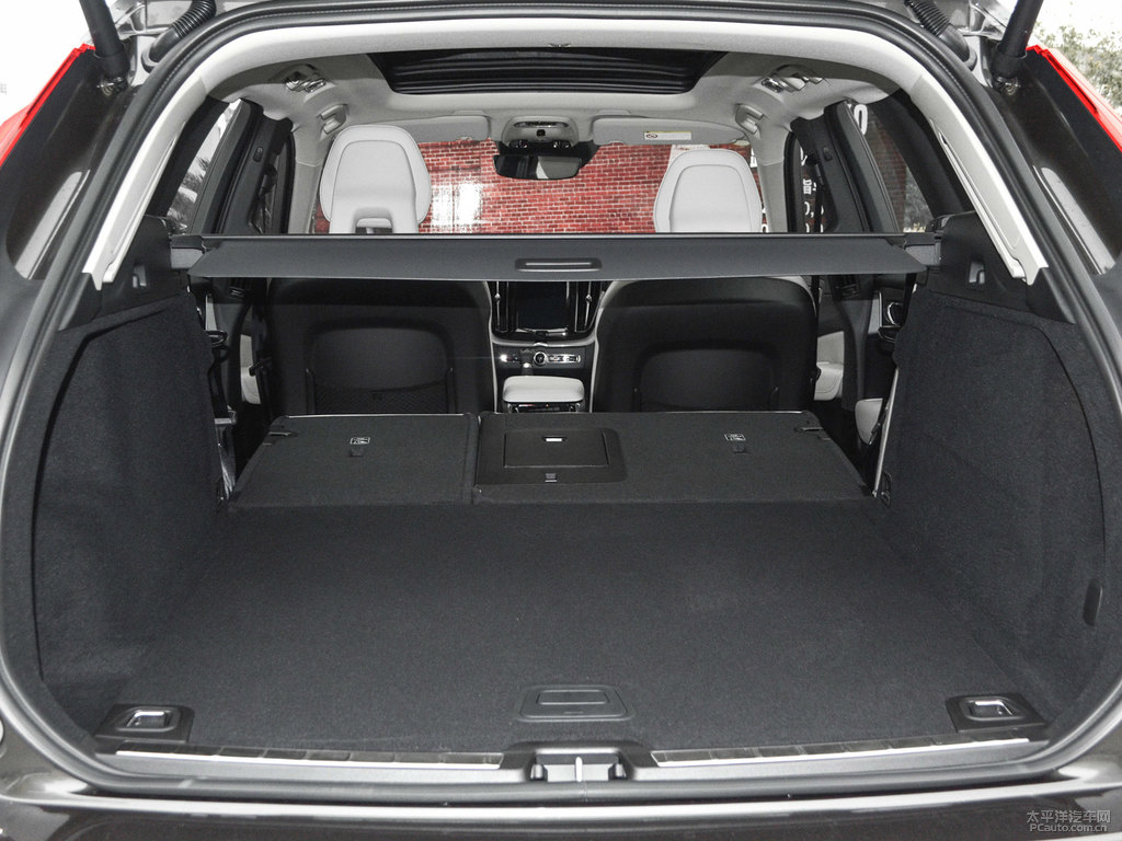 松林灰沃爾沃XC60后備廂空間圖片