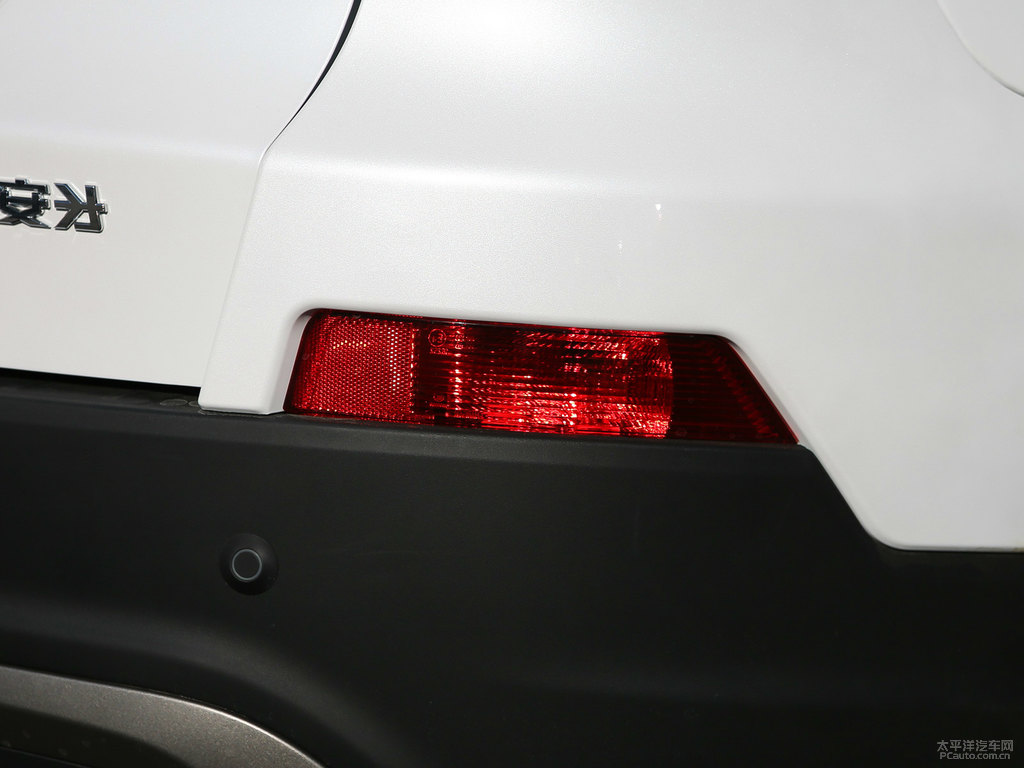 閃光月光白長安CS75車尾外觀圖片