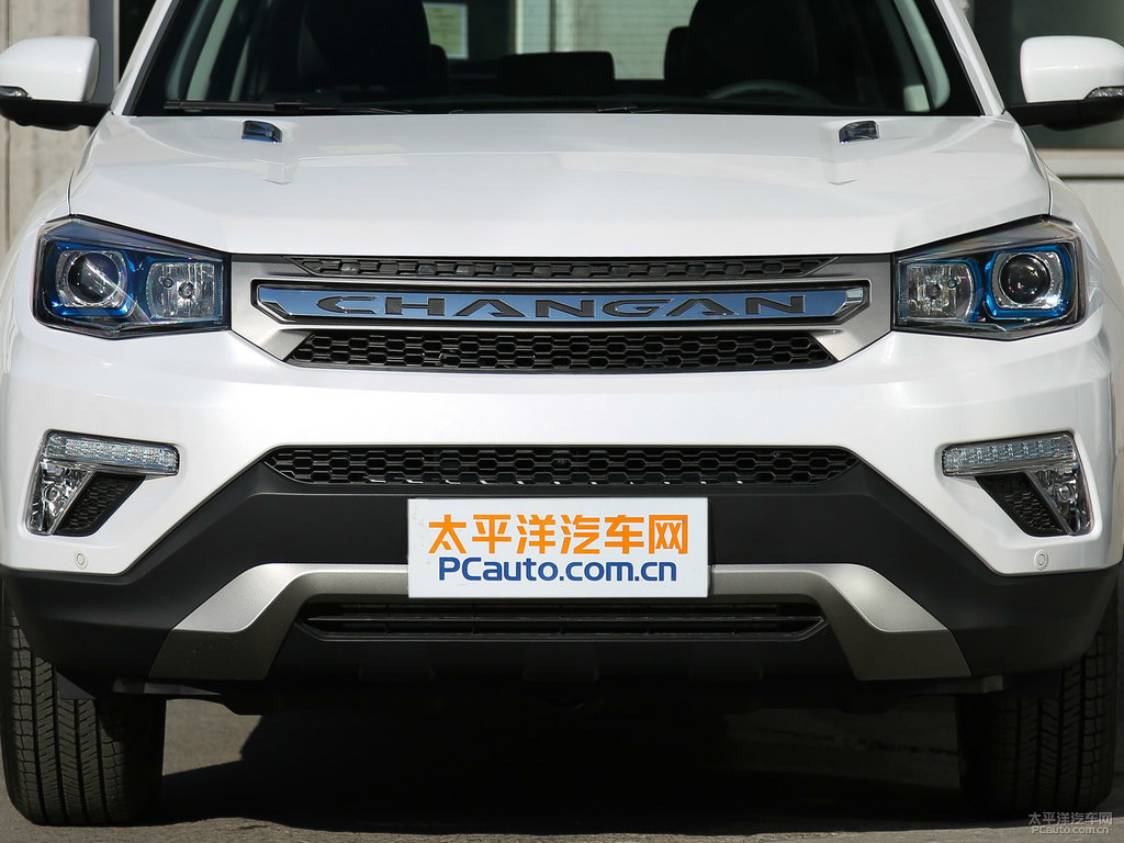 閃光月光白長(zhǎng)安CS75車(chē)頭外觀(guān)圖片