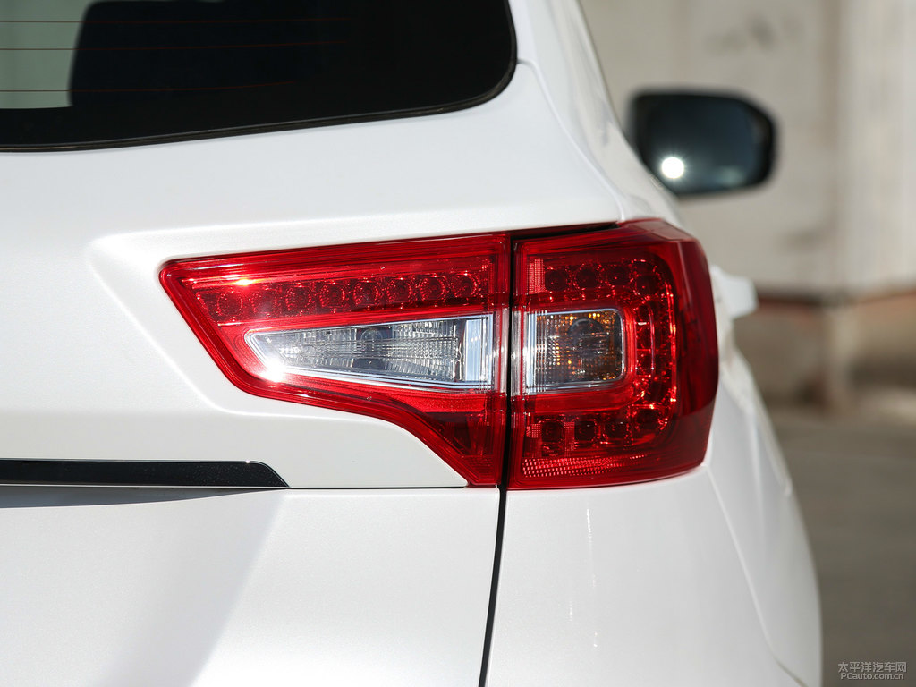 閃光月光白長安CS75車尾外觀圖片