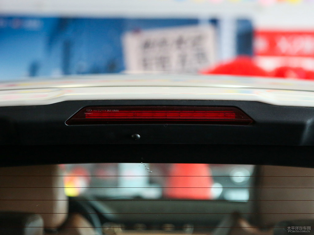 昆侖白陸風(fēng)X7車尾外觀圖片