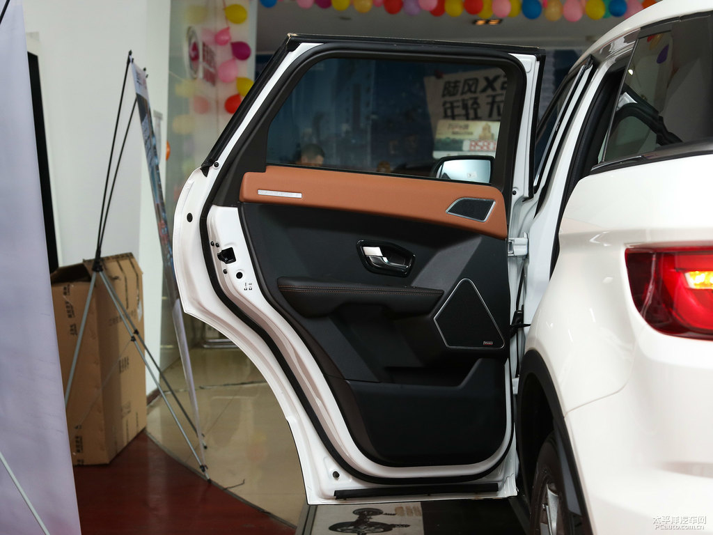 昆侖白陸風(fēng)X7車廂內(nèi)飾圖片