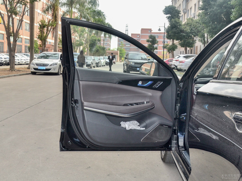 尊貴黑睿騁CC車(chē)廂內(nèi)飾圖片