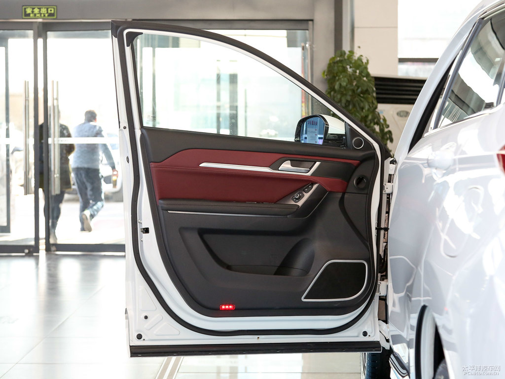 漢密爾頓白哈弗H6 Coupe車廂內(nèi)飾圖片