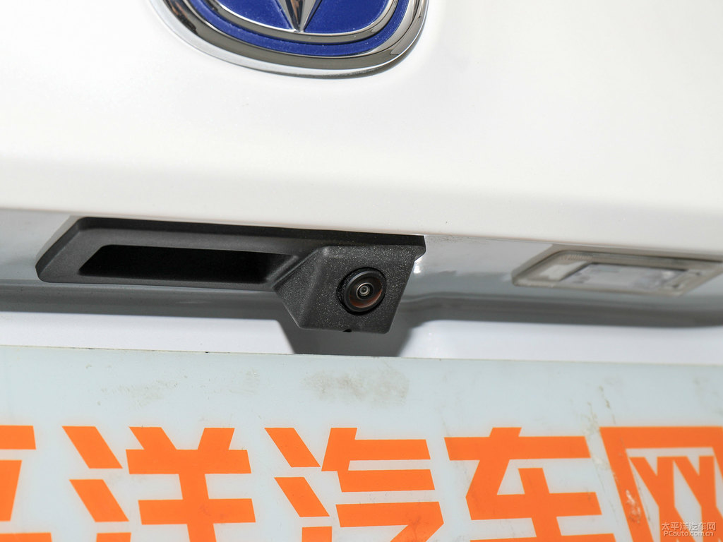 月光白睿騁CC車尾外觀圖片