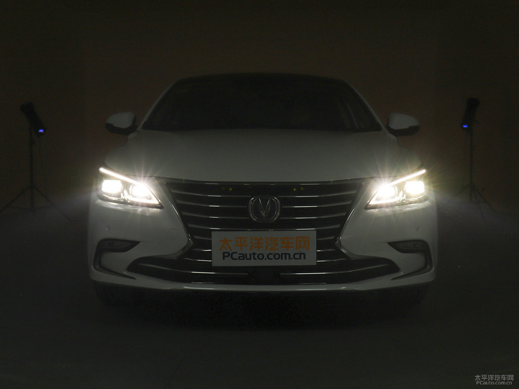月光白睿騁CC車頭外觀圖片