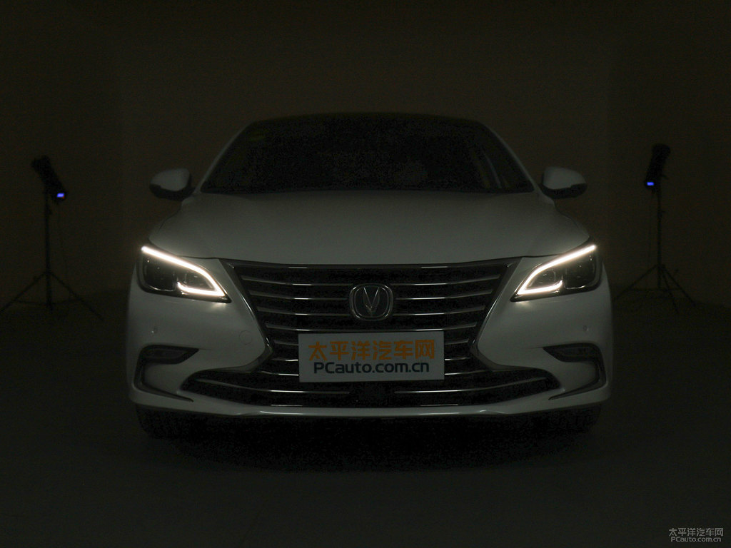 月光白睿騁CC車頭外觀圖片