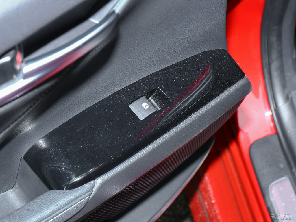 珊瑚紅黑雙色凱美瑞車(chē)廂內(nèi)飾圖片