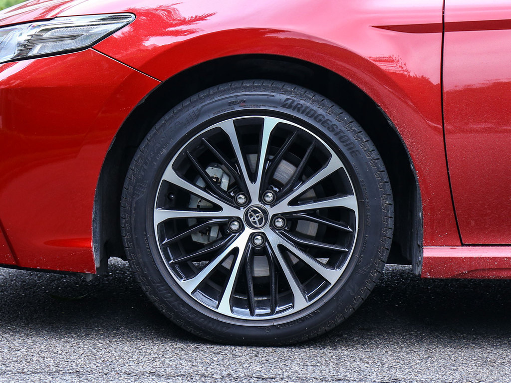 珊瑚紅黑雙色凱美瑞車身外觀圖片