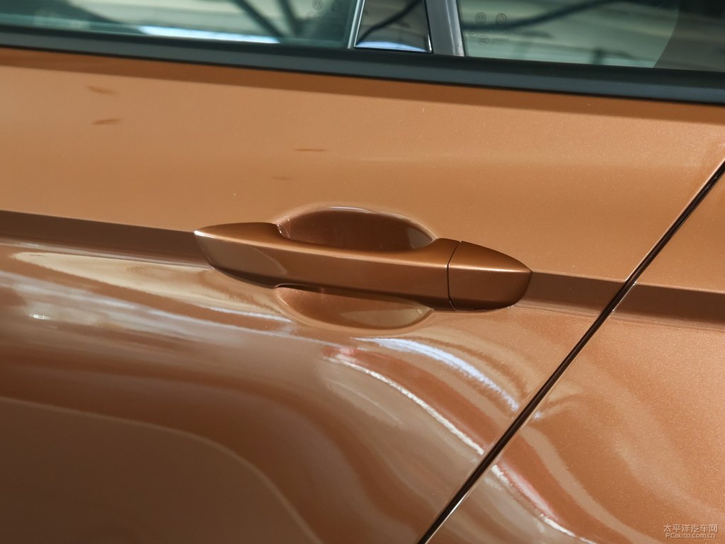 摩登棕凌渡車身外觀圖片