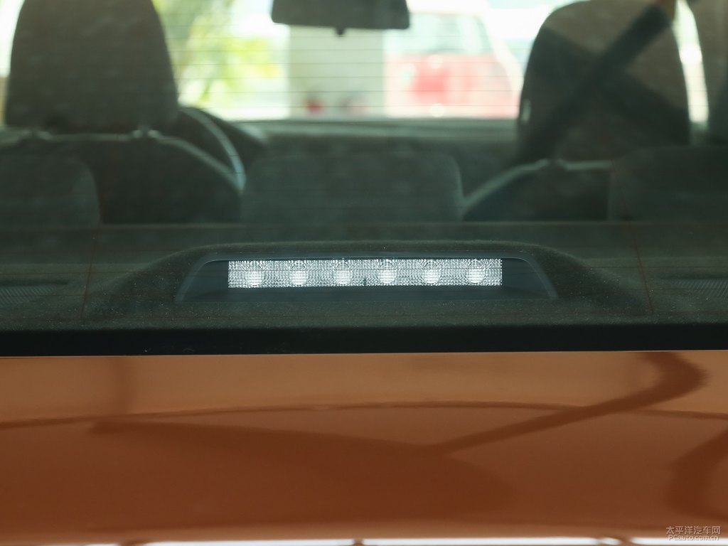 摩登棕凌渡車尾外觀圖片