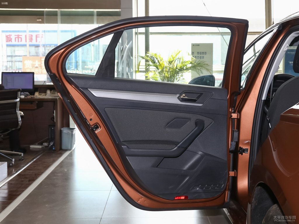 摩登棕凌渡車廂內(nèi)飾圖片