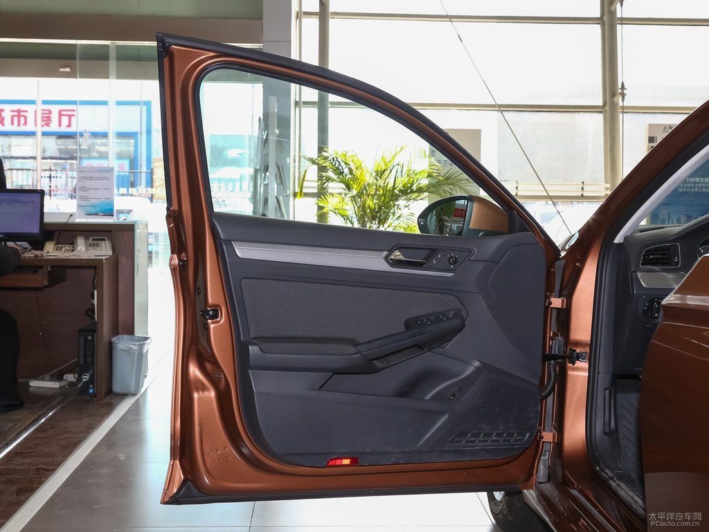 摩登棕凌渡車廂內(nèi)飾圖片