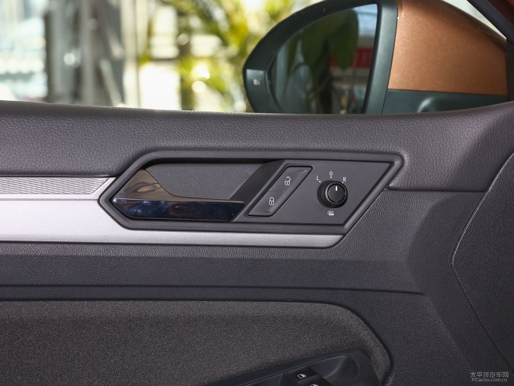 摩登棕凌渡車(chē)廂內(nèi)飾圖片