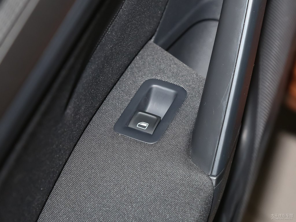 摩登棕凌渡車廂內(nèi)飾圖片