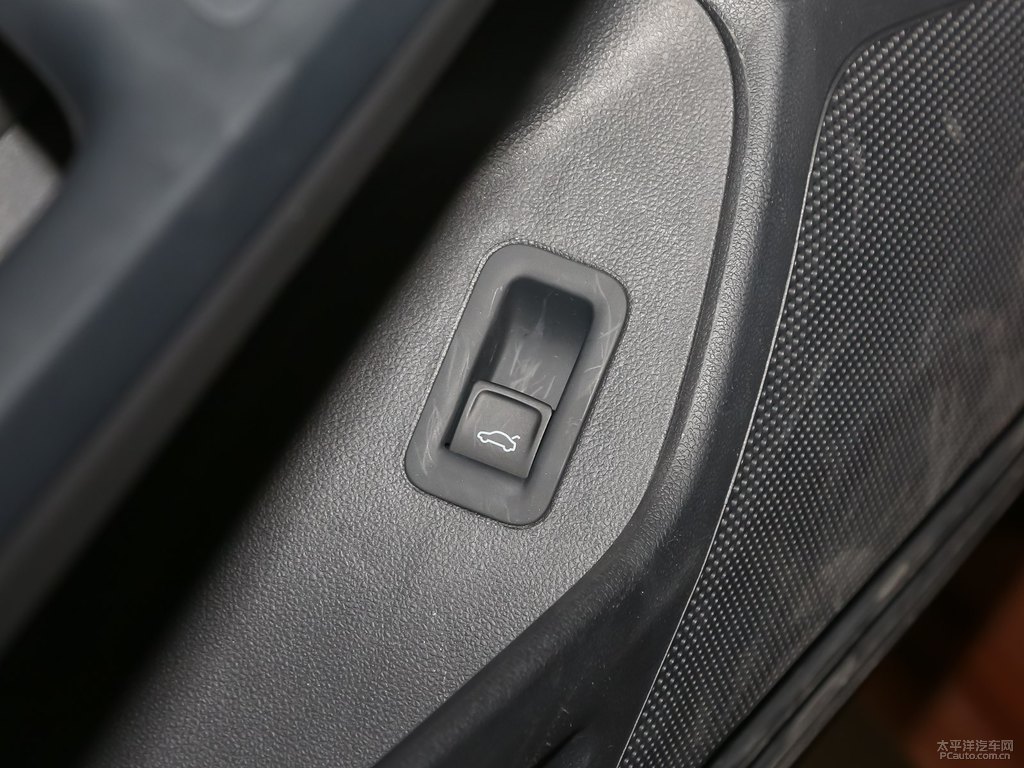 摩登棕凌渡車廂內(nèi)飾圖片