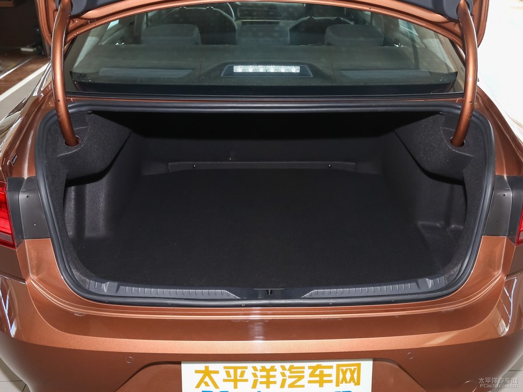 摩登棕凌渡后備廂空間圖片