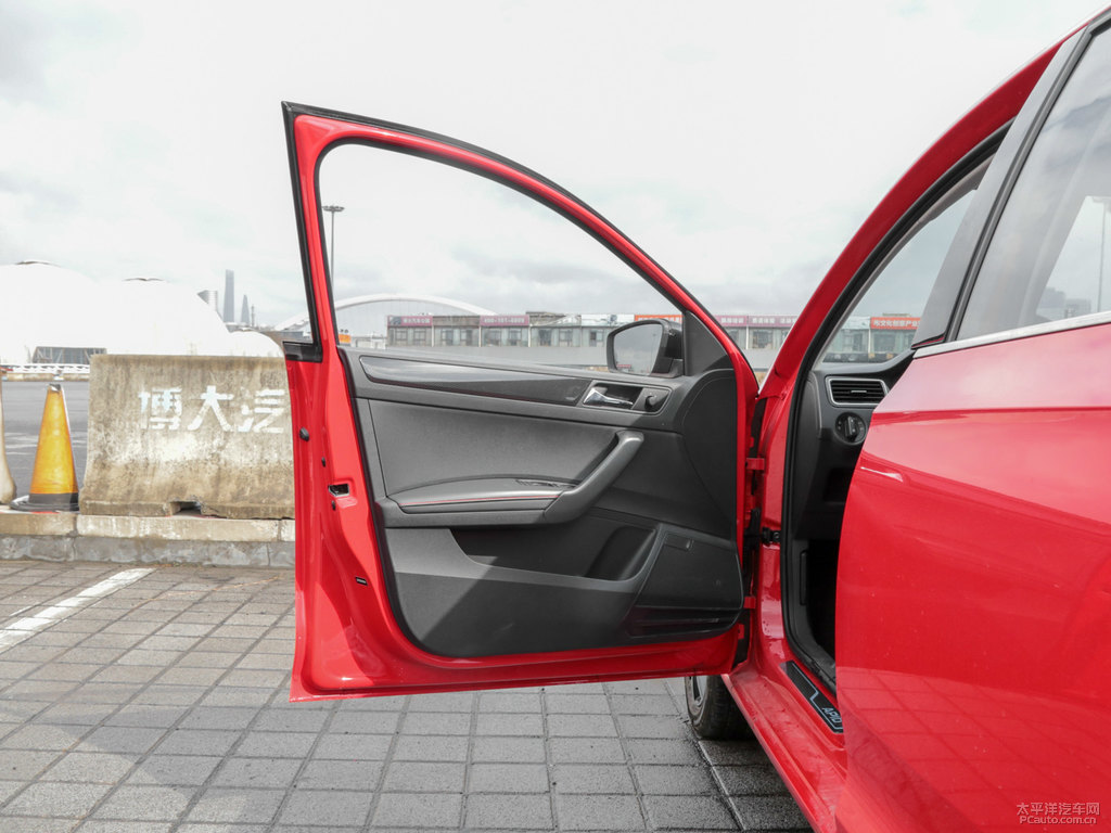 奔放紅昕動車廂內(nèi)飾圖片