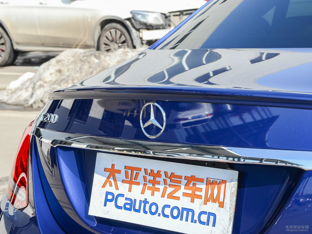寶石藍奔馳C級車尾外觀圖片