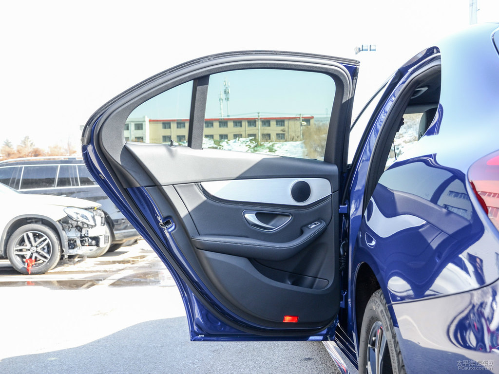 寶石藍(lán)奔馳C級(jí)車廂內(nèi)飾圖片