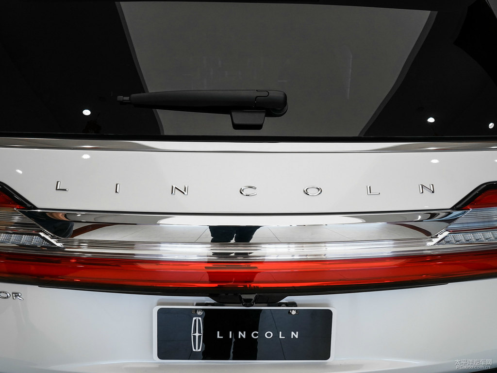 鉑鉆白領(lǐng)航員車尾外觀圖片
