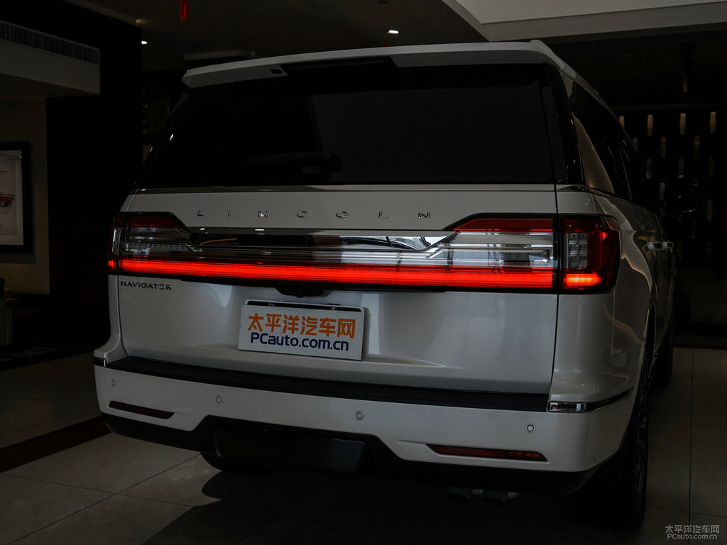 鉑鉆白領(lǐng)航員車尾外觀圖片