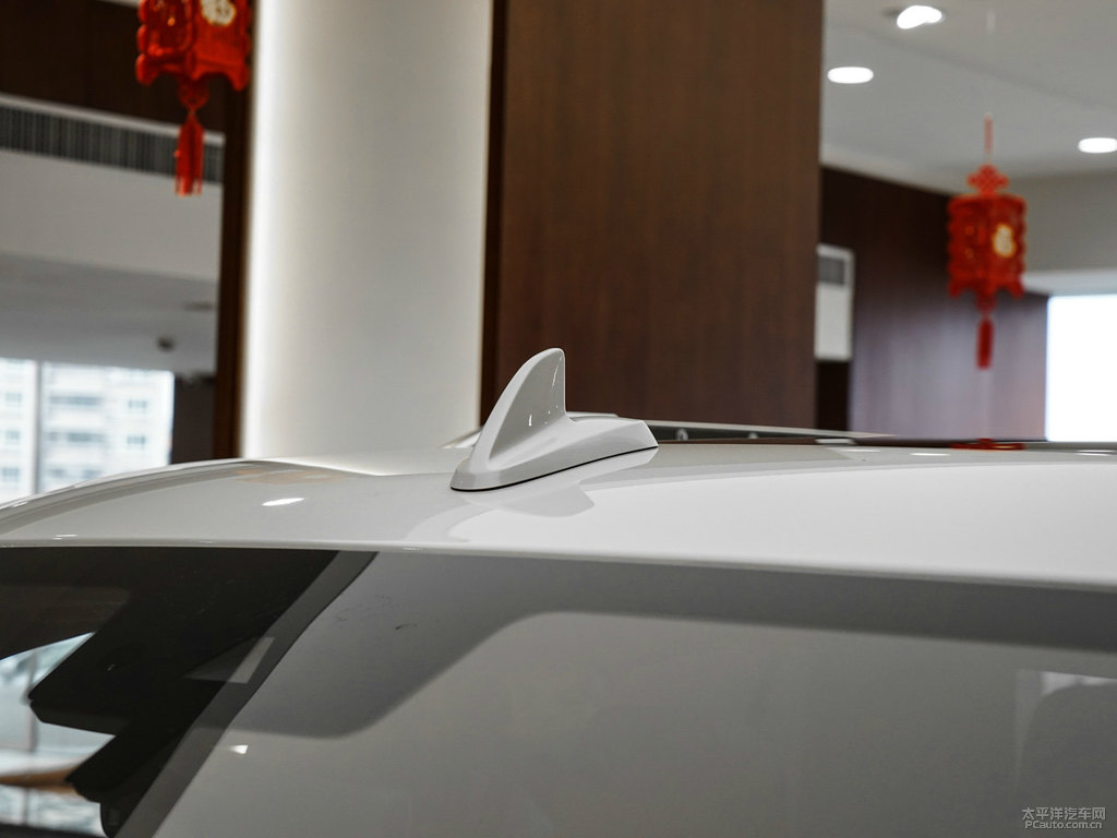 鉑鉆白領(lǐng)航員車身外觀圖片