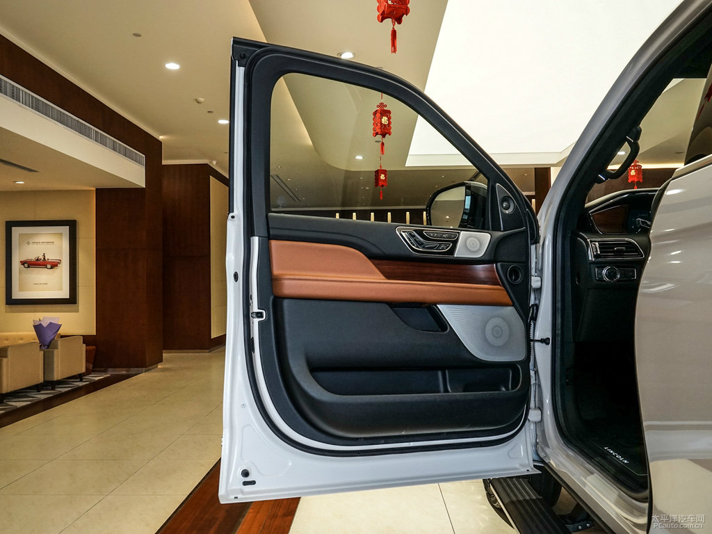 鉑鉆白領(lǐng)航員車廂內(nèi)飾圖片