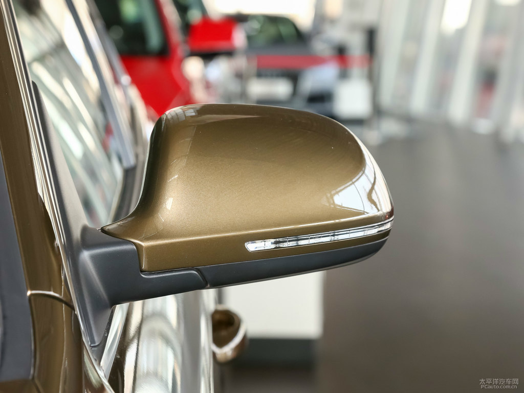 馴鹿棕奧迪Q3車身外觀圖片