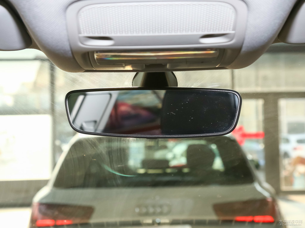 馴鹿棕奧迪Q3車廂內(nèi)飾圖片