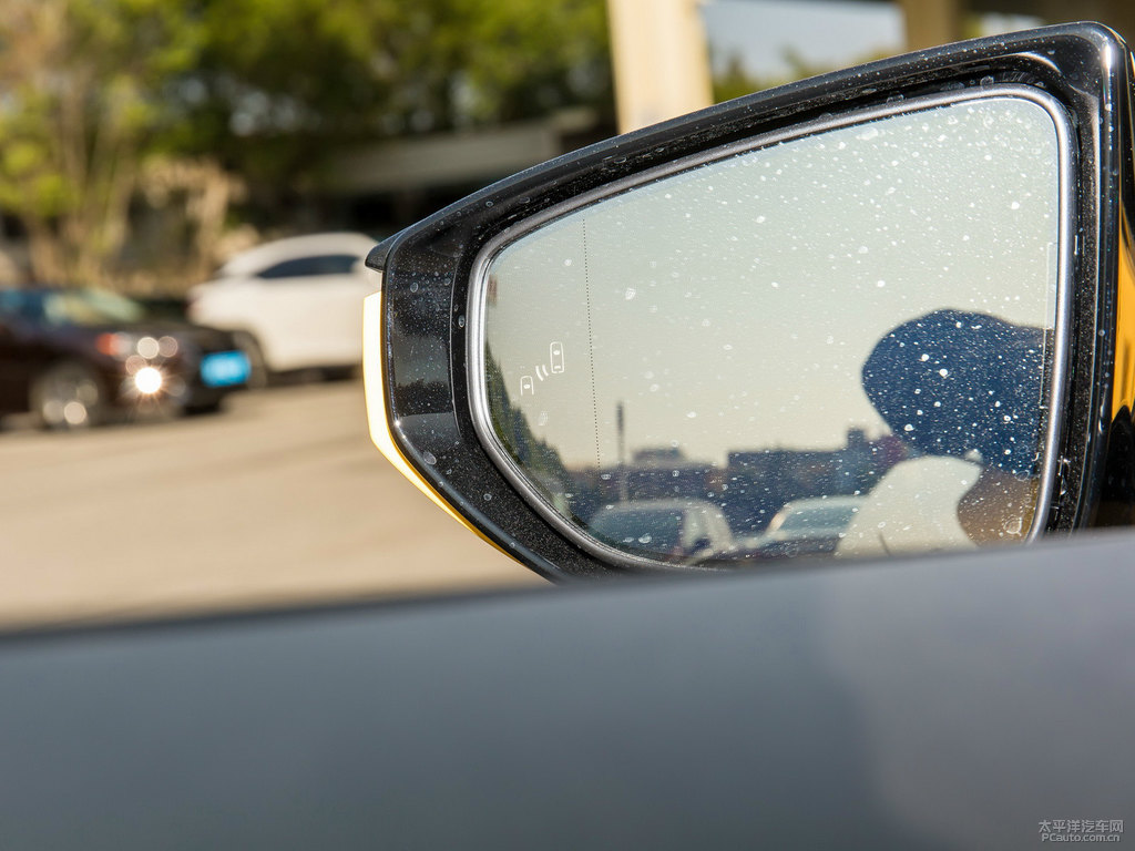 那不勒斯黃雷克薩斯LC車身外觀圖片