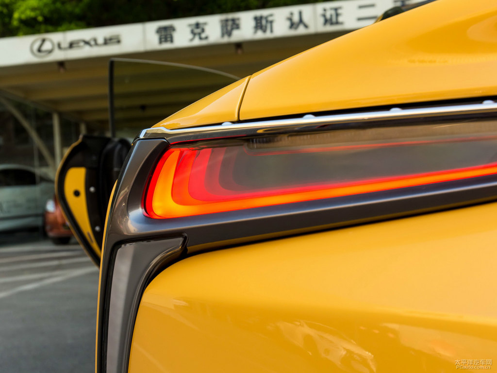 那不勒斯黃雷克薩斯LC車尾外觀圖片