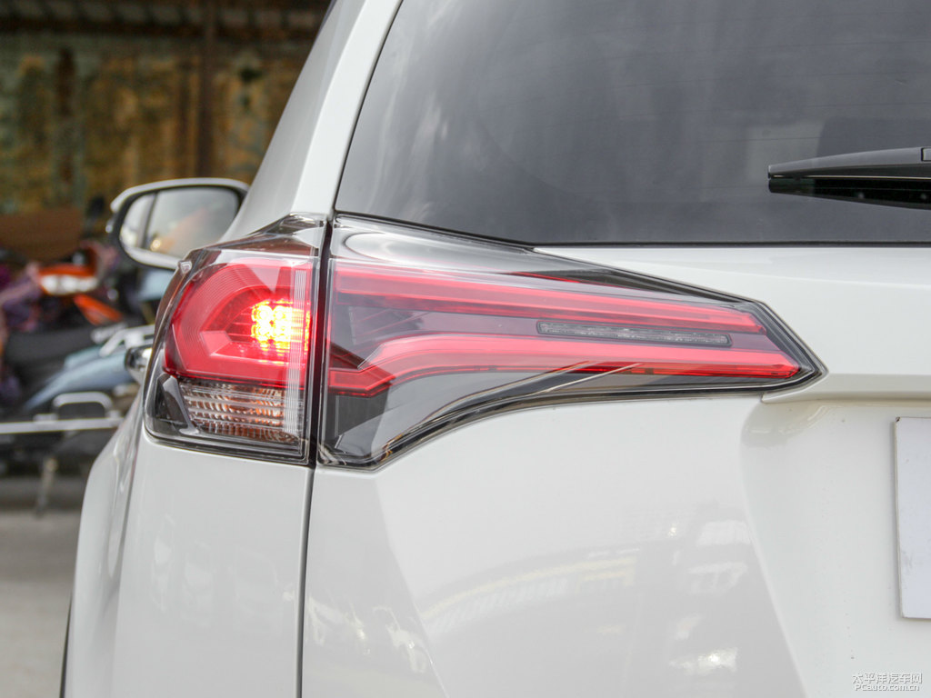 珍珠白RAV4榮放車尾外觀圖片