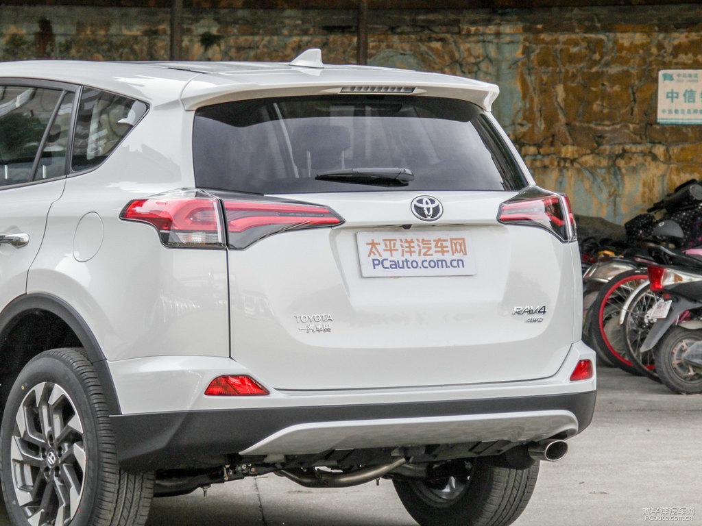 珍珠白R(shí)AV4榮放車(chē)尾外觀圖片