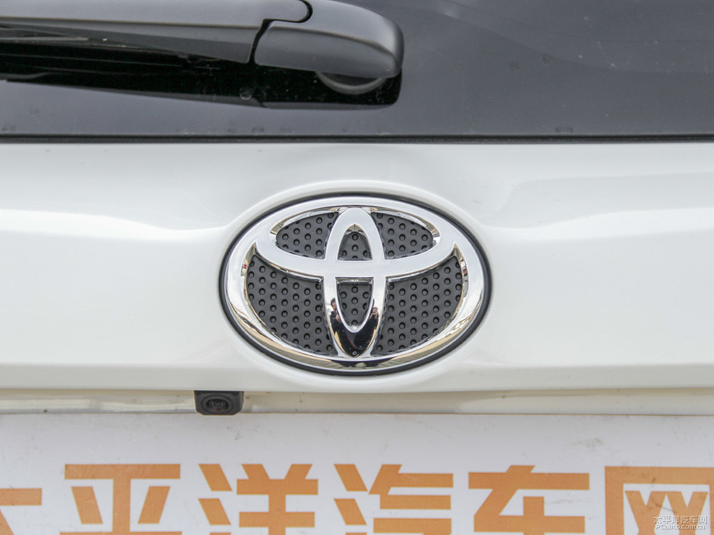 珍珠白R(shí)AV4榮放車尾外觀圖片