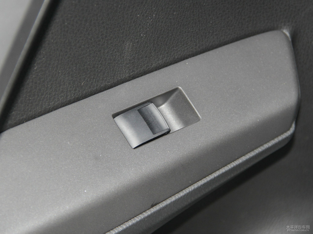 珍珠白RAV4榮放車廂內(nèi)飾圖片