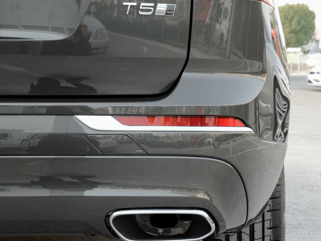 松林灰沃爾沃XC60車尾外觀圖片
