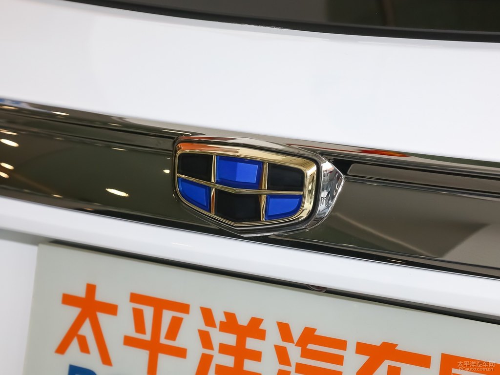 漢玉白博越車尾外觀圖片