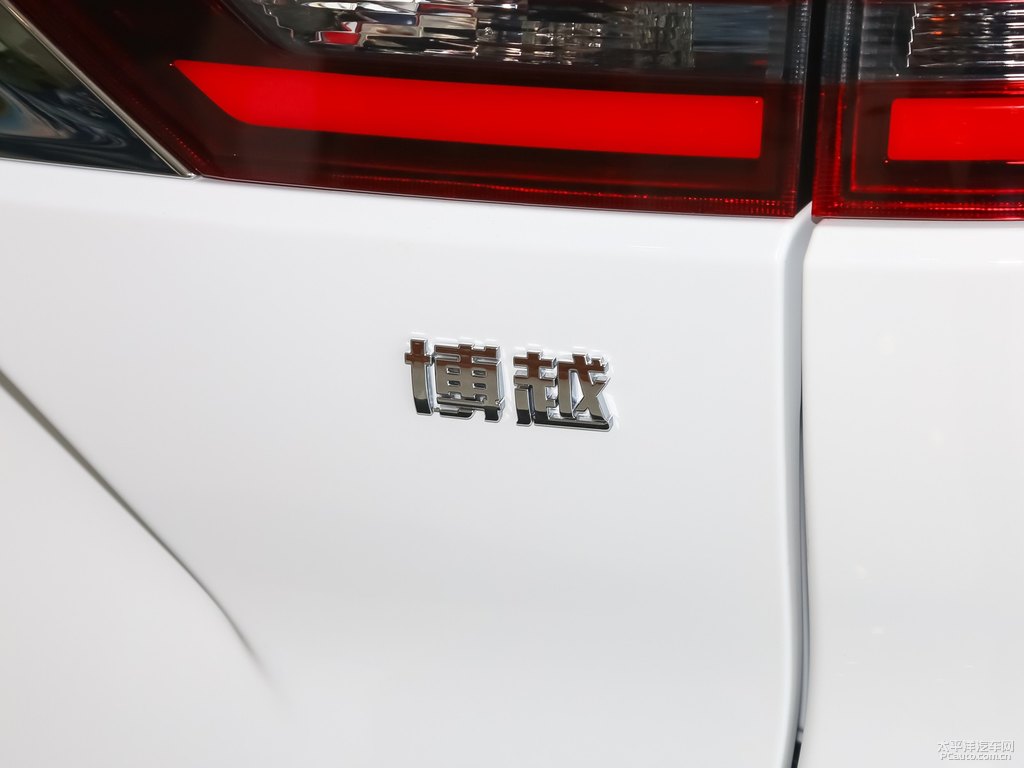 漢玉白博越車尾外觀圖片