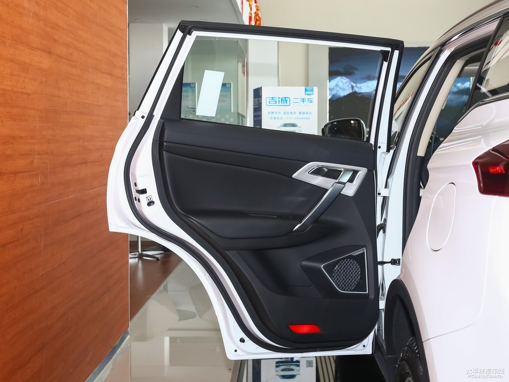 漢玉白博越車廂內(nèi)飾圖片