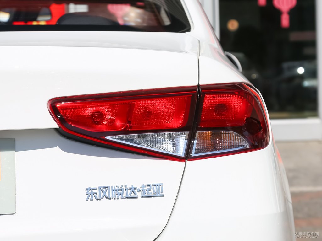 透明白福瑞迪車尾外觀圖片