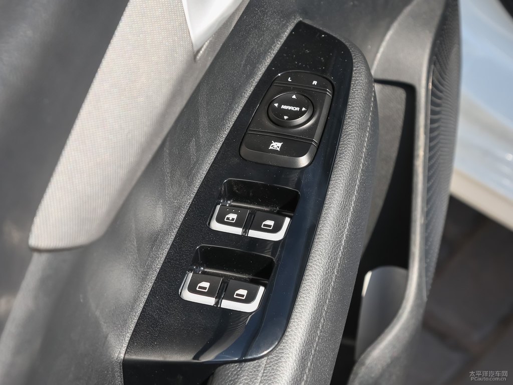 透明白福瑞迪車廂內(nèi)飾圖片