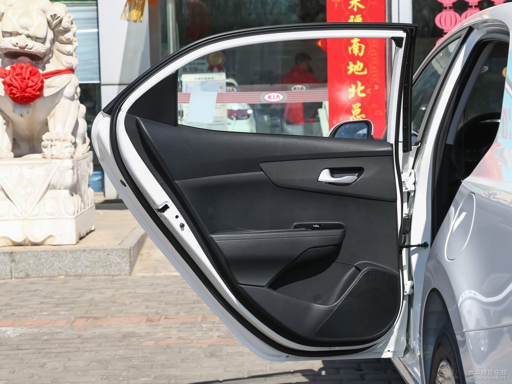 透明白福瑞迪車廂內(nèi)飾圖片