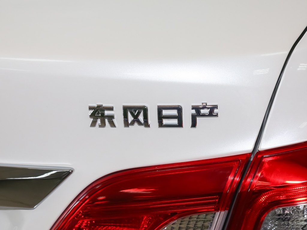 珠光白軒逸車尾外觀圖片