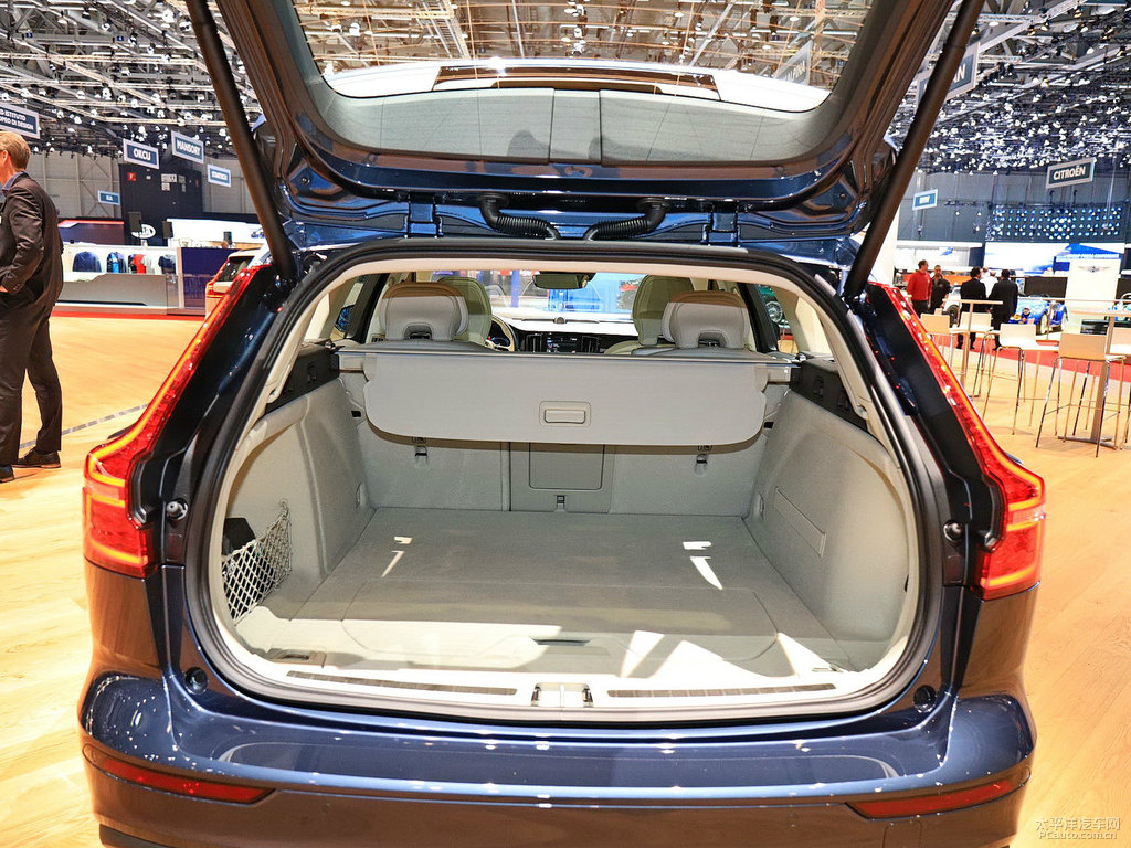 沃爾沃V60后備廂空間圖片